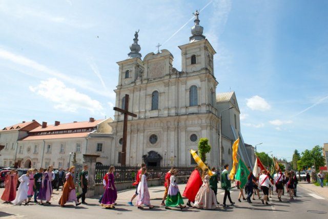Przemarsz uczestników Jubileuszu Szkoły